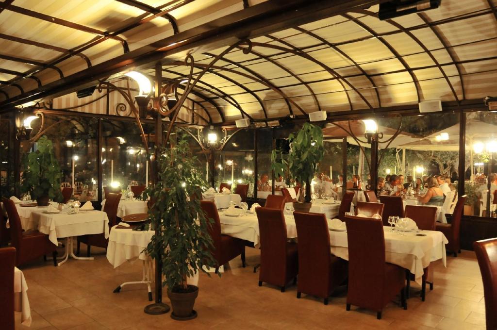 Les Pins Restaurant Et Chambre D'Hotes Sillans-la Cascade Zewnętrze zdjęcie