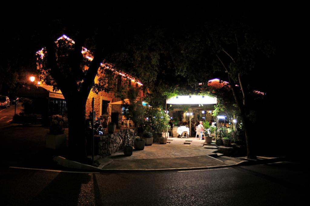 Les Pins Restaurant Et Chambre D'Hotes Sillans-la Cascade Zewnętrze zdjęcie