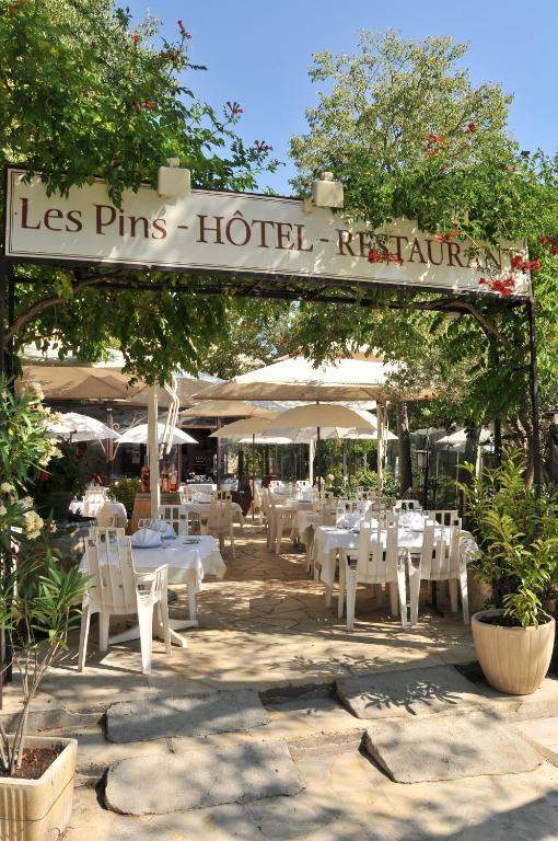 Les Pins Restaurant Et Chambre D'Hotes Sillans-la Cascade Zewnętrze zdjęcie