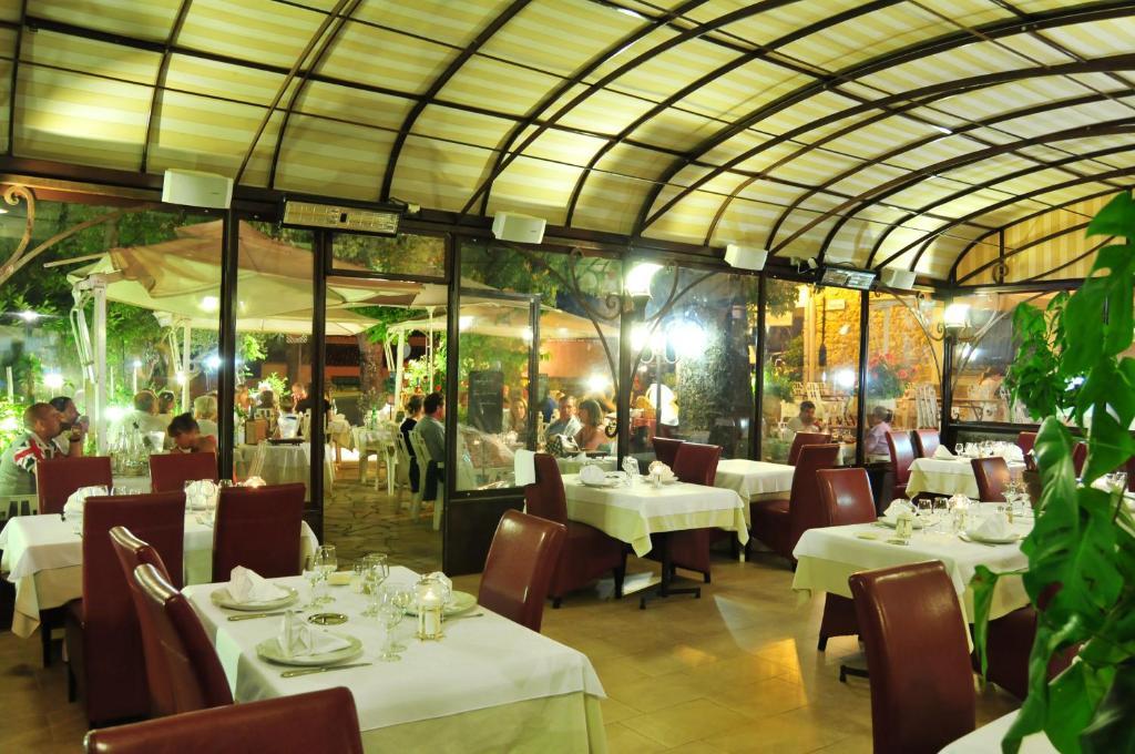 Les Pins Restaurant Et Chambre D'Hotes Sillans-la Cascade Zewnętrze zdjęcie