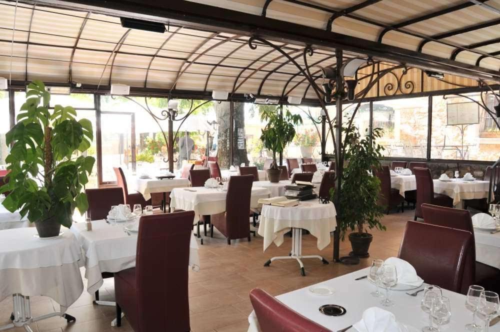 Les Pins Restaurant Et Chambre D'Hotes Sillans-la Cascade Zewnętrze zdjęcie