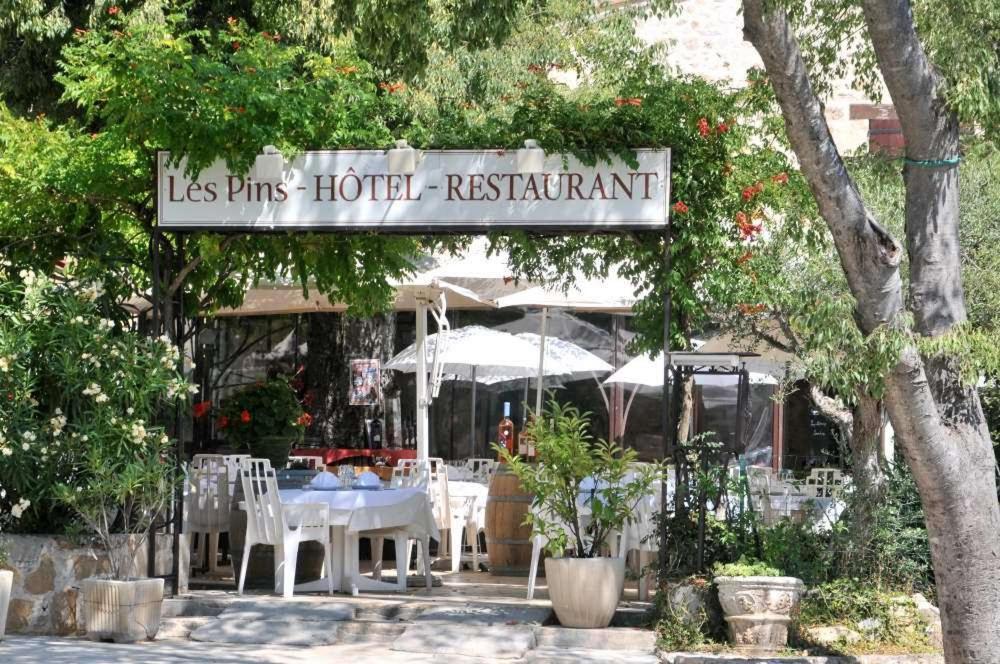Les Pins Restaurant Et Chambre D'Hotes Sillans-la Cascade Zewnętrze zdjęcie