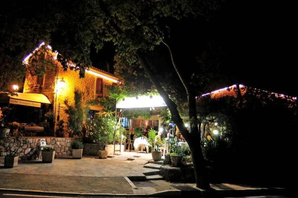 Les Pins Restaurant Et Chambre D'Hotes Sillans-la Cascade Zewnętrze zdjęcie