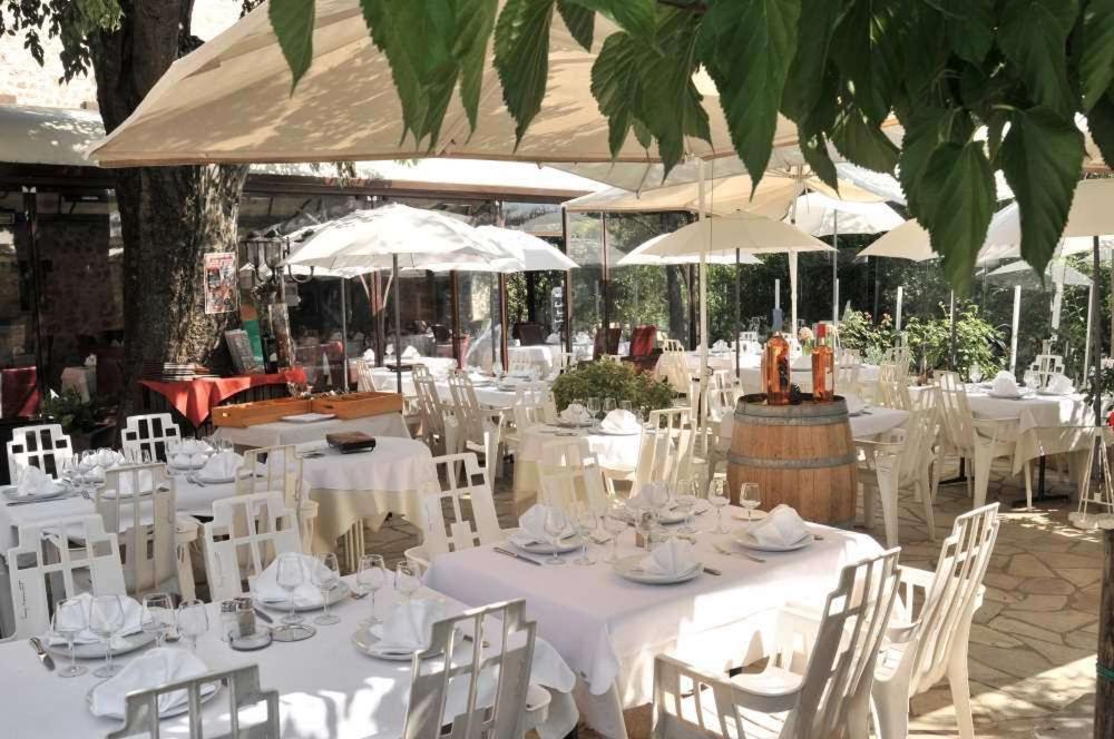 Les Pins Restaurant Et Chambre D'Hotes Sillans-la Cascade Zewnętrze zdjęcie