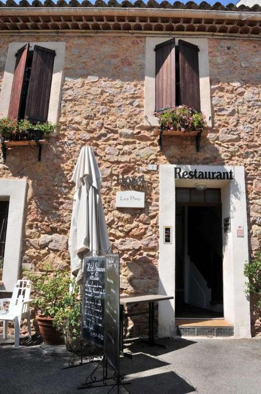 Les Pins Restaurant Et Chambre D'Hotes Sillans-la Cascade Zewnętrze zdjęcie
