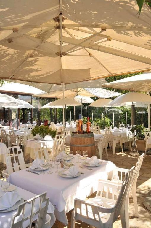 Les Pins Restaurant Et Chambre D'Hotes Sillans-la Cascade Zewnętrze zdjęcie