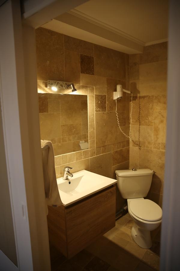 Les Pins Restaurant Et Chambre D'Hotes Sillans-la Cascade Zewnętrze zdjęcie