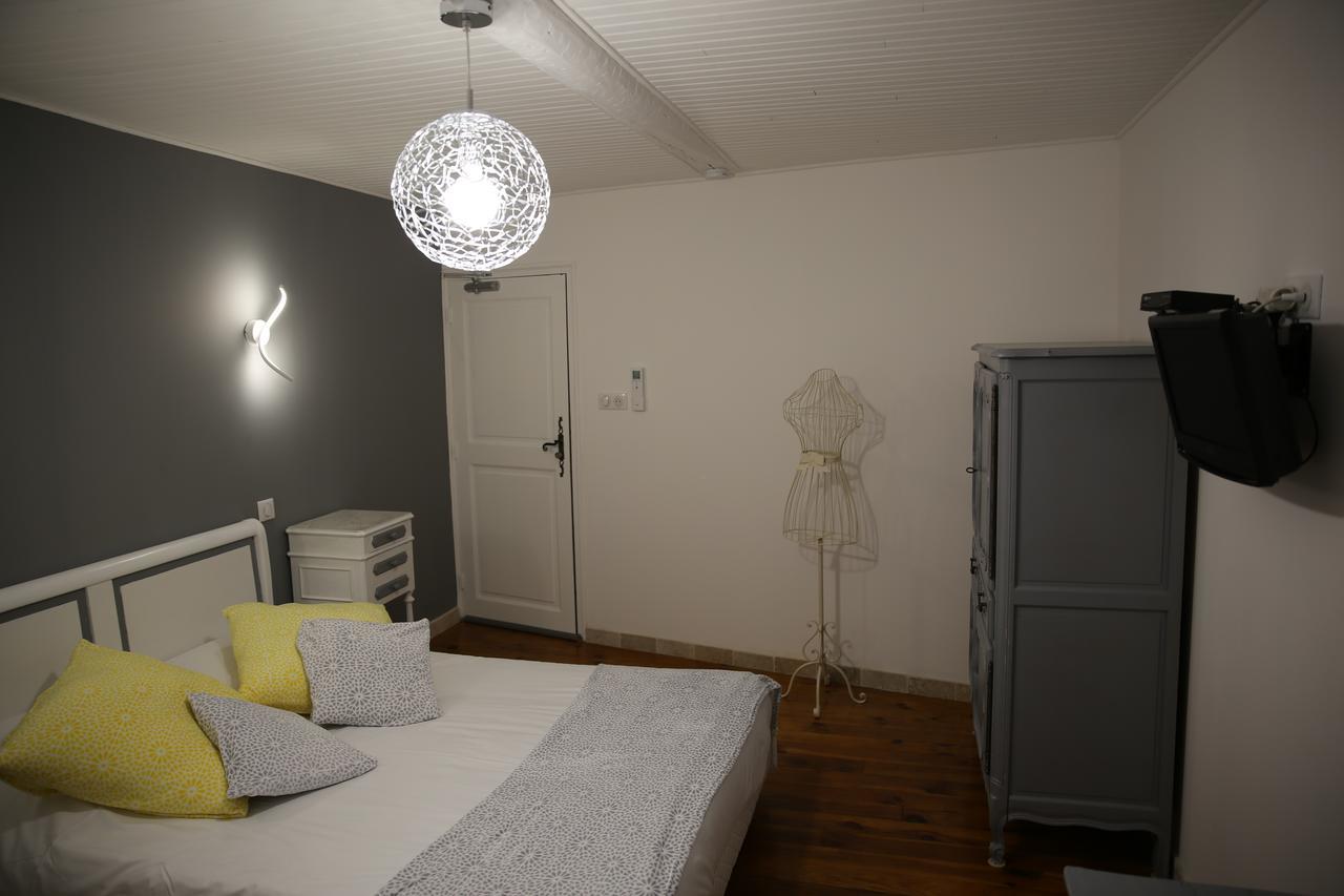 Les Pins Restaurant Et Chambre D'Hotes Sillans-la Cascade Zewnętrze zdjęcie
