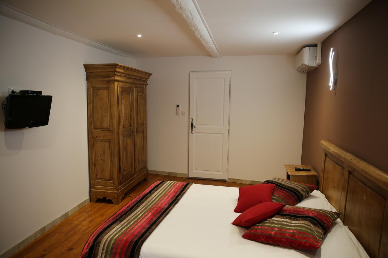 Les Pins Restaurant Et Chambre D'Hotes Sillans-la Cascade Zewnętrze zdjęcie
