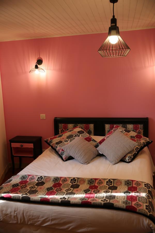 Les Pins Restaurant Et Chambre D'Hotes Sillans-la Cascade Zewnętrze zdjęcie