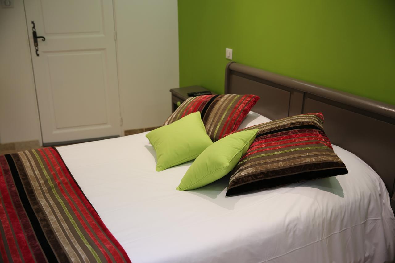 Les Pins Restaurant Et Chambre D'Hotes Sillans-la Cascade Zewnętrze zdjęcie