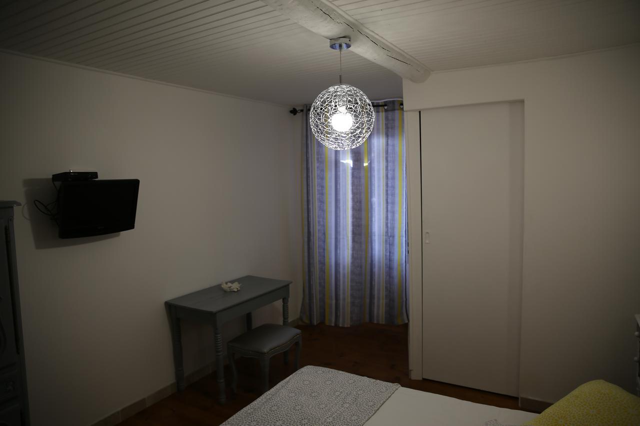 Les Pins Restaurant Et Chambre D'Hotes Sillans-la Cascade Zewnętrze zdjęcie