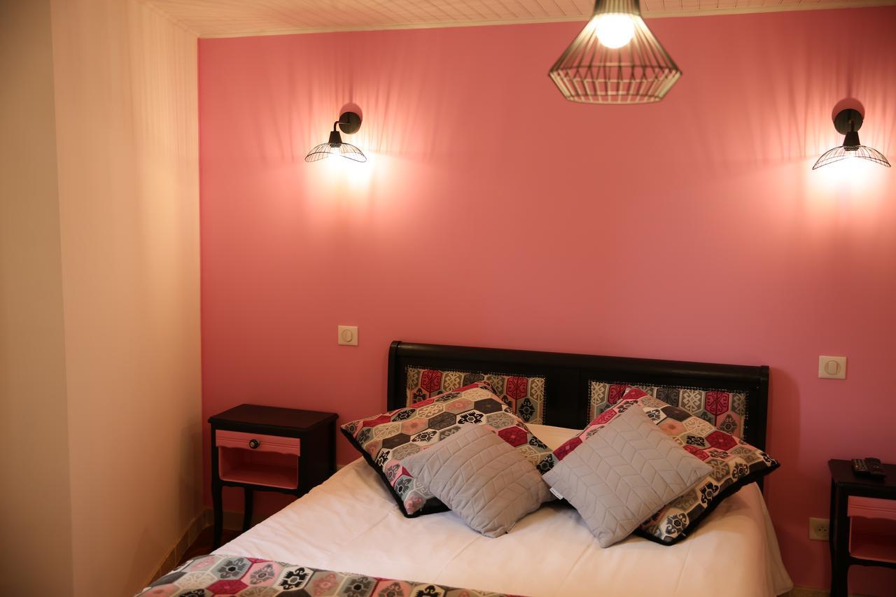Les Pins Restaurant Et Chambre D'Hotes Sillans-la Cascade Zewnętrze zdjęcie