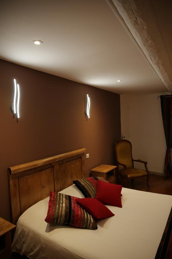 Les Pins Restaurant Et Chambre D'Hotes Sillans-la Cascade Zewnętrze zdjęcie